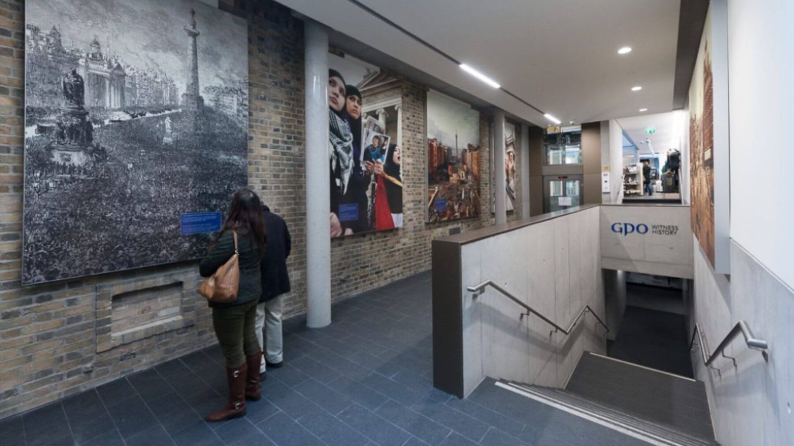 Tentoonstelling in het GPO Museum in Dublin, kunstwerken aan de muren en een trap